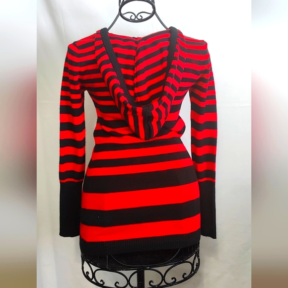 No Boundaries Women's Sweater - Red & Black Striped - Size M (7-9) - Picture 4 of 7